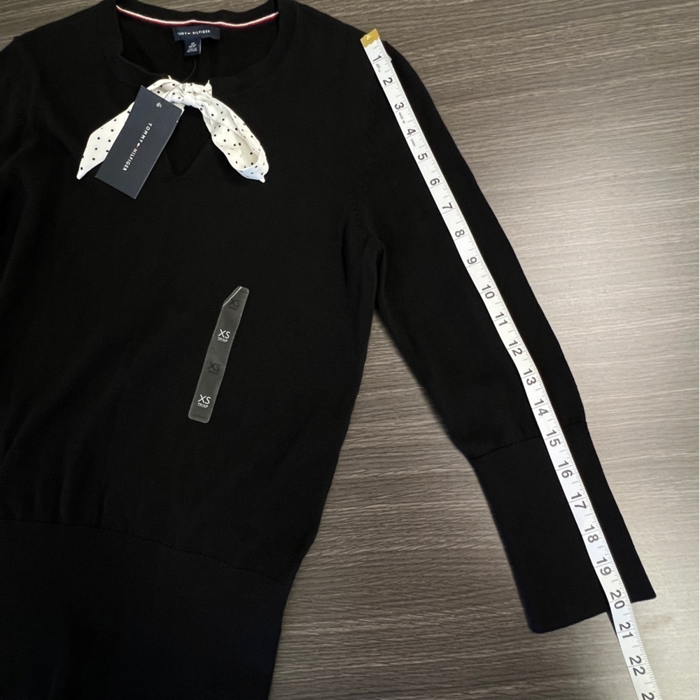 TOMMY HILFIGER NWT Navy blue light sweater. V neck. Polka dot tie at neck. - Picture 12 of 14